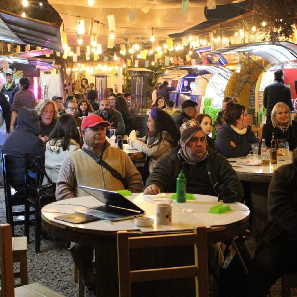 Público Patio de Comidas Las Brisas