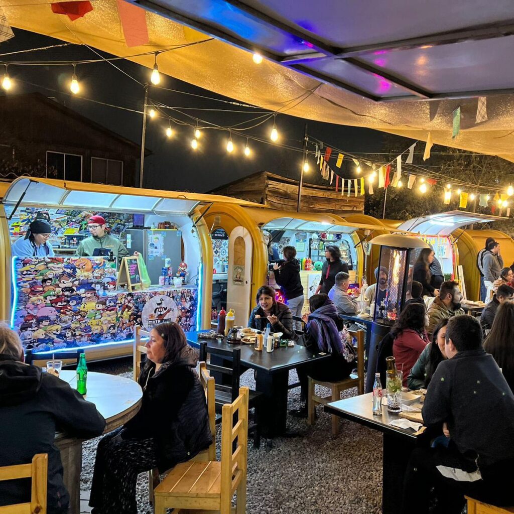 Clientes y Food Trucks Patio de Comidas Las Brisas